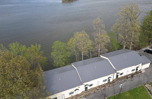 Eddyville House | Townhouses 2 & 4 (Sleeps 1-12) - Offer a Full Size Kitchen/Sitting Area, 2 Full size bathrooms with tub/shower units, 2 Queen beds, 1 twin bed, 2 Full Beds, & 1 Twin over Full Bunk Bed.