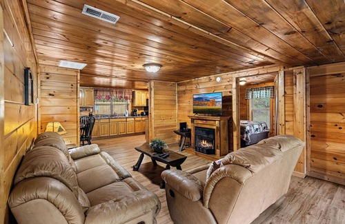 Townsend Cabin | Townsend Area*Cozy*Hot Tub*Single Story*Level Parking*WiFI