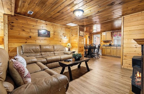 Townsend Cabin | Townsend Area*Cozy*Hot Tub*Single Story*Level Parking*WiFI