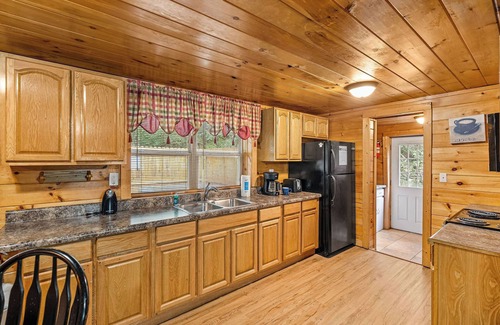 Townsend Cabin | Townsend Area*Cozy*Hot Tub*Single Story*Level Parking*WiFI