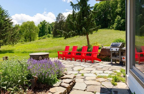 Saugerties House | Toymaker Farmhouse: Bright Private Oasis in Saugerties w/ Fishing Pond