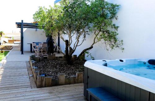 Les Sables d'Olonne House | Très jolie maison - Piscine & Jacuzzi - Les Sables - 9 personnes
