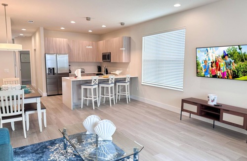 Bay Lake House | TR1399 – Modern 3BR home with Private Pool near Disney - 8 guests