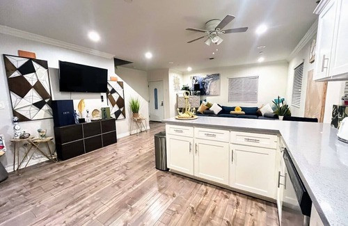 Los Angeles Apartment | TR2 4B/3Bath USC~Crypto~Sofi~Universal w/Parking