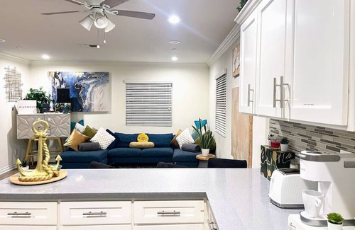 Los Angeles Apartment | TR2 4B/3Bath USC~Crypto~Sofi~Universal w/Parking