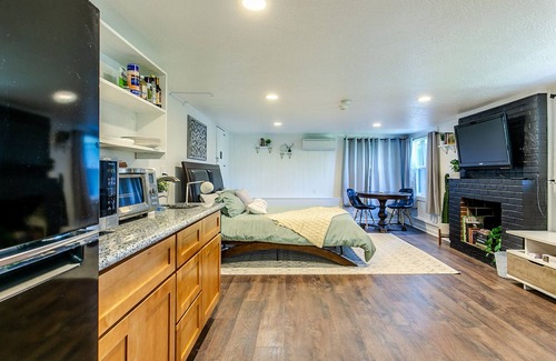 Amazon Apartment | Tracktown Charmer- 1 Bedroom Studio