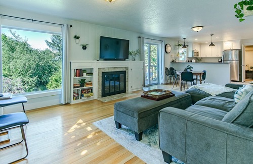 Amazon House | Tracktown Charmer- 4 Bedroom/ 3 Bathroom