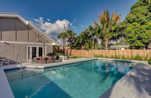 North Palm Beach House | Tradewind Estate: Heated Pool, Tiki Bar, Pool Table