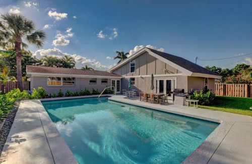 North Palm Beach House | Tradewind Estate: Heated Pool, Tiki Bar, Pool Table
