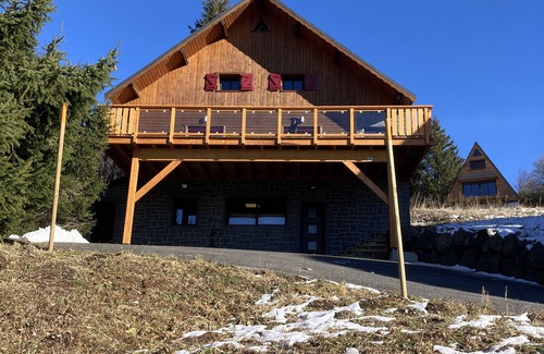 Besse-et-Saint-Anastaise Ski Chalet | -Traditional family cottage-