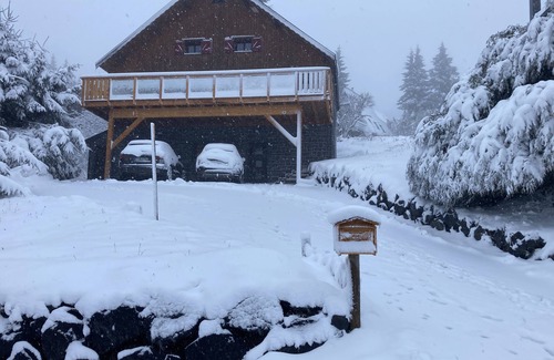 Besse-et-Saint-Anastaise Ski Chalet | -Traditional family cottage-
