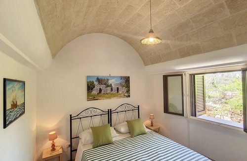 Marina di Felloniche Villa | Traditional 3-unit estate, jacuzzi & beach access