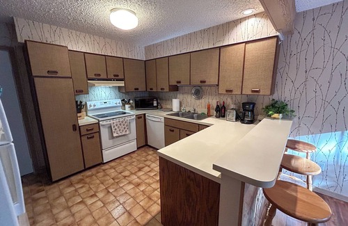 Harbor Springs Condo | Traditional 4BR/3.5BA Hideaway Valley Condo, Harbor Springs/Petoskey Area.