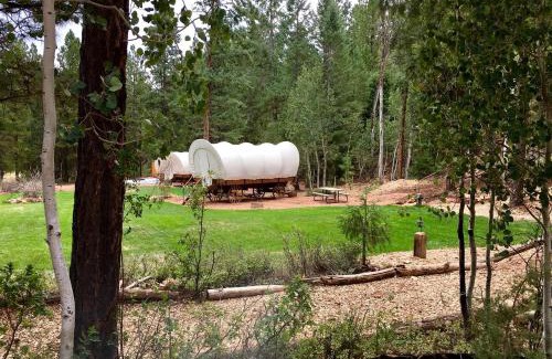 Alton House | Traditional Conestoga Wagon Perfect for a Family Getaway near Zion National Park, Utah