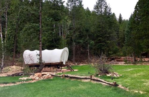Alton House | Traditional Conestoga Wagon Perfect for a Family Getaway near Zion National Park, Utah