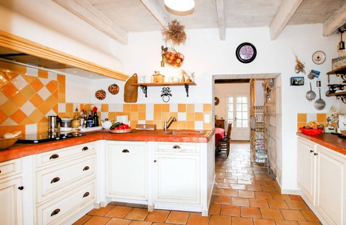 Graveson House | Traditional farmhouse with charm and character and inviting swimming pool.