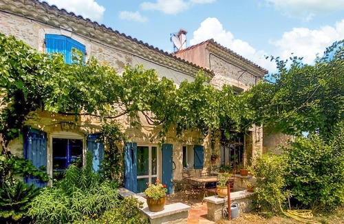 Graveson House | Traditional farmhouse with charm and character and inviting swimming pool.