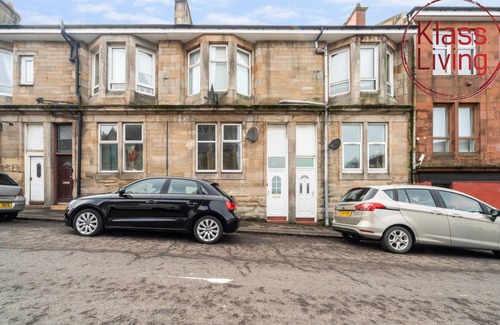Coatbridge Apartment | Traditional ground floor apartment close to train station