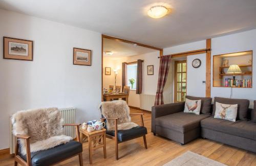 East Lewiston House | Traditional Highland Cottage Near Loch Ness