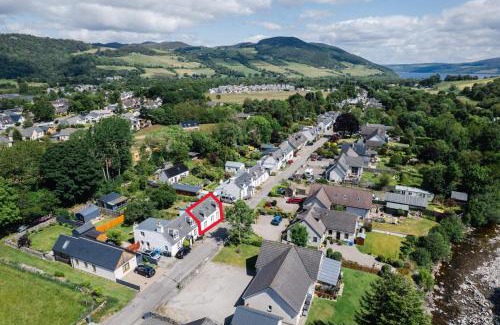 East Lewiston House | Traditional Highland Cottage Near Loch Ness