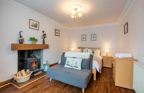 East Lewiston House | Traditional Highland Cottage Near Loch Ness