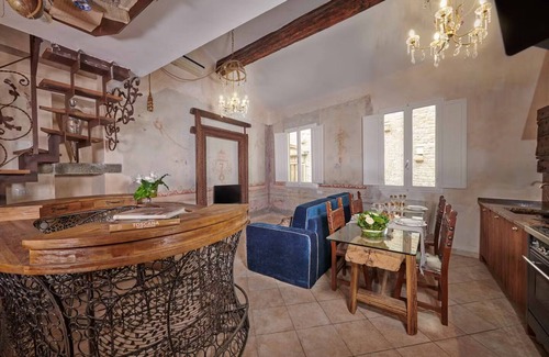 Santa Croce Apartment | TRADITIONAL ITALIAN CHARM CURATED FOR PERFECT FLORENTINE STAY