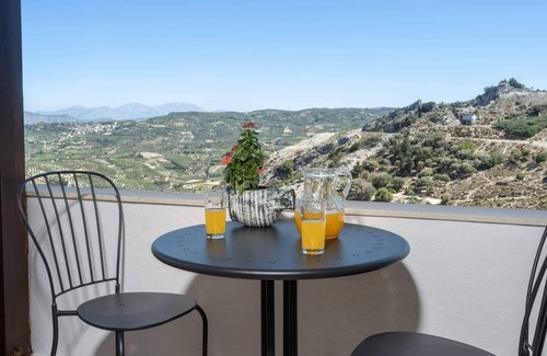 Krouson House | Traditional resort in Heraklion,Crete:perfect for couples, families, and groups.