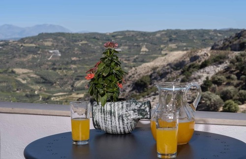 Krouson House | Traditional resort in Heraklion,Crete:perfect for couples, families, and groups.