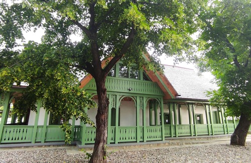 Piatra Neamt Cottage | Traditional Romanian cottage w/firepit, huge garden