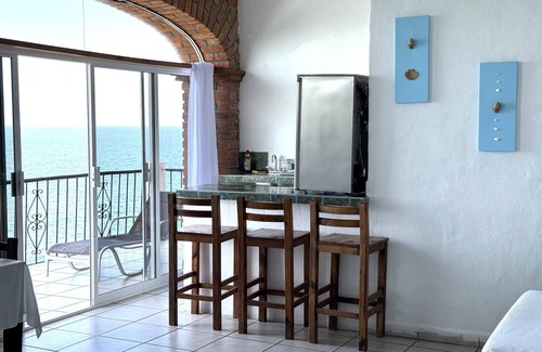 South Shore Hotel Area Apartment | Traditional Sierra Leon Oceanfront Rooms