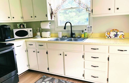 Abingdon House | Trail's Bend Farmhouse-Bike,Hike,Float,Sip