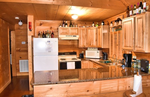 Morganton Cabin | Trail's End - Hot Tub, Pool Table, Wifi, Pet Friendly, 15 minutes to Blue Ridge