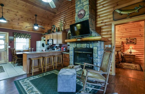 Notch Estates Cabin | Trails End Cabin- 10 min- Silver Dollar City; 15 min- Branson; NEW Tiled Showers