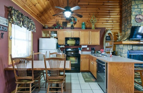 Notch Estates Cabin | Trails End Cabin- 10 min- Silver Dollar City; 15 min- Branson; NEW Tiled Showers