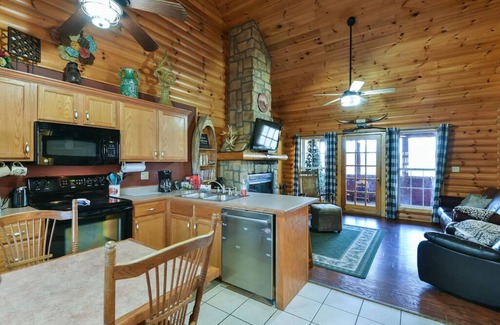 Notch Estates Cabin | Trails End Cabin- 10 min- Silver Dollar City; 15 min- Branson; NEW Tiled Showers