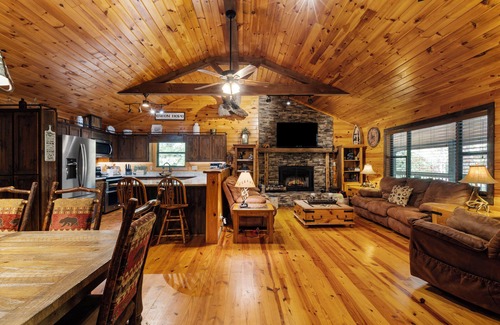 Morganton Cabin | Trails End Lodge Spacious 5-bedroom cabin in tranquil Morganton with AC, WiFi