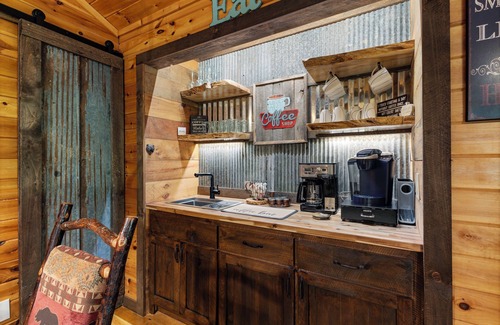 Morganton Cabin | Trails End Lodge Spacious 5-bedroom cabin in tranquil Morganton with AC, WiFi