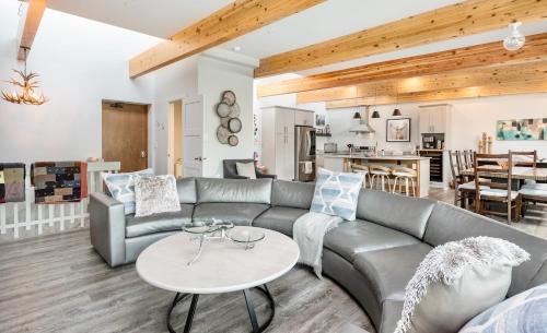 Windcliff Estates Apartment | Trails End Vacation Home at Windcliff home