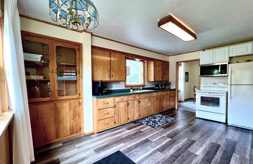 Wakefield House | Trailside #3 ~ Winter Fun Retreat! Ski, Snowboard, Snowmobile, Hot Tub, Hiking!