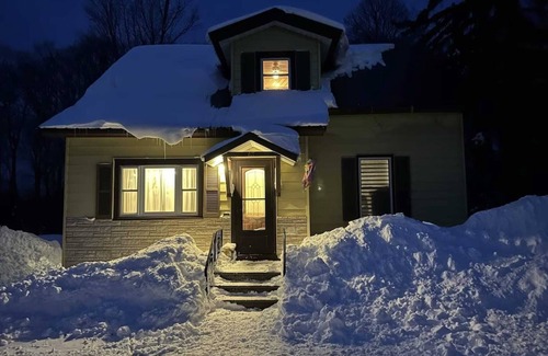 Wakefield House | Trailside #3 ~ Winter Fun Retreat! Ski, Snowboard, Snowmobile, Hot Tub, Hiking!
