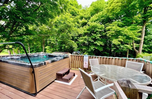 Wakefield House | Trailside #3 ~ Winter Fun Retreat! Ski, Snowboard, Snowmobile, Hot Tub, Hiking!