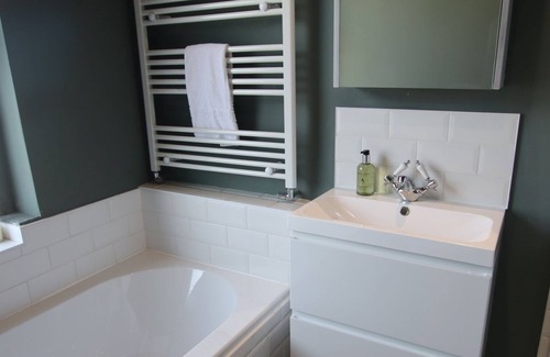 Hanham House | Tranquil 2 Bed Haven with Patio and Parking
