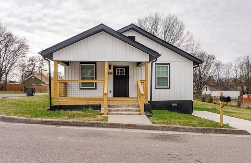 Parkridge House | Tranquil 2-bedroom house in Knoxville with WiFi & great backyard space to enjoy