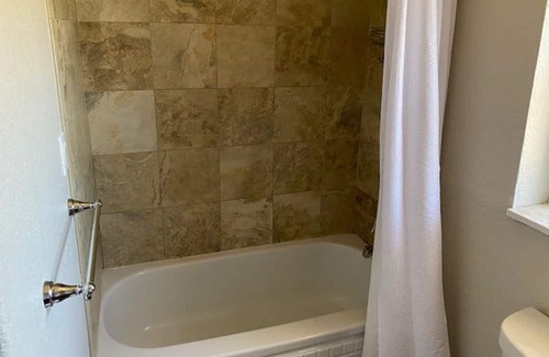Camas House | Tranquil 2 Bedroom Nestled In the Hills