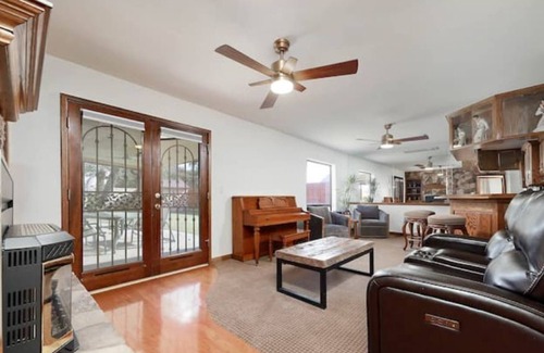 Bakersfield House | Tranquil 2 bedroom 2bath home