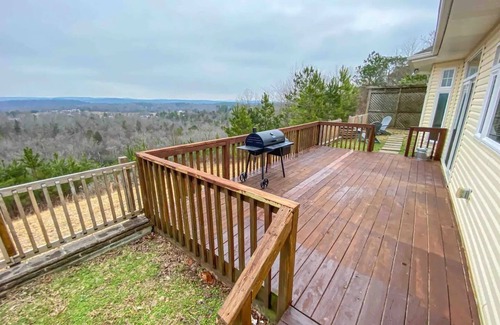 Royal House | Tranquil, 3BR, entertaining, Mountain Home