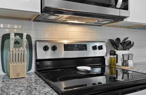 East Raleigh House | Tranquil and comfy 4-bedroom house- games, grill, yard in Raleigh!