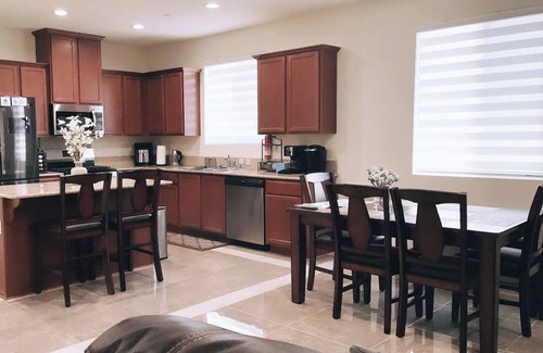 Visalia House | Tranquil and Spacious Family Haven by Sequoia & Kings Canyon National Park!
