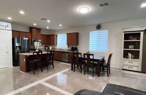 Visalia House | Tranquil and Spacious Family Haven by Sequoia & Kings Canyon National Park!