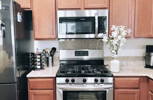 Visalia House | Tranquil and Spacious Family Haven by Sequoia & Kings Canyon National Park!